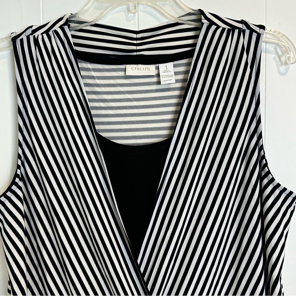 Chico’s Size 1 Medium Black and White Striped Sleeveless Surplice Top Size M🔥 - Picture 3 of 7